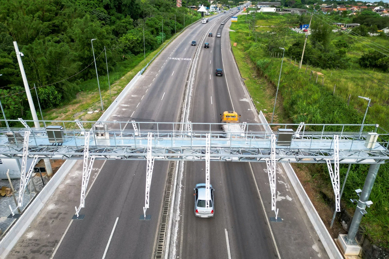 Câmeras de free flow em rodovia monitorando placas de veículos